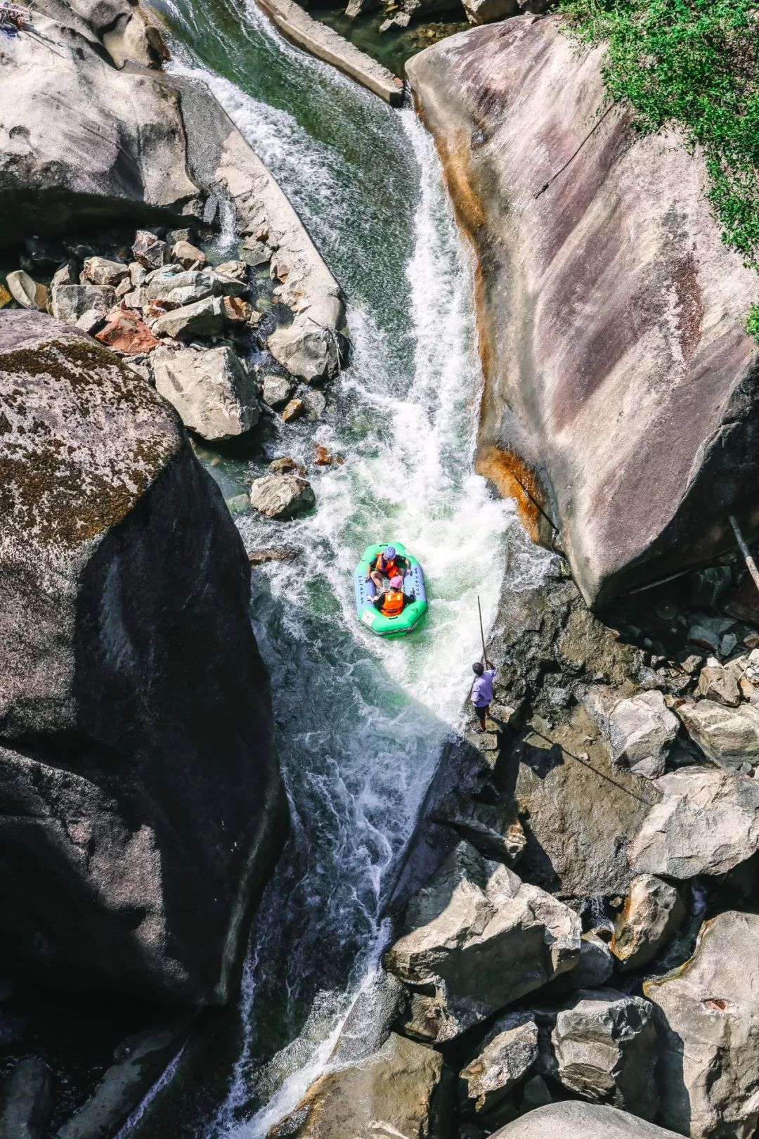 靓照连连4a景区望仙峡谷小镇首日开漂众多游客前来打卡