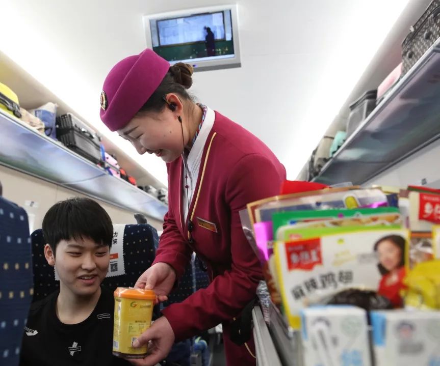 售货员就分头到车厢里去预售盒饭统计数量后推车为旅客配送刚入行的付