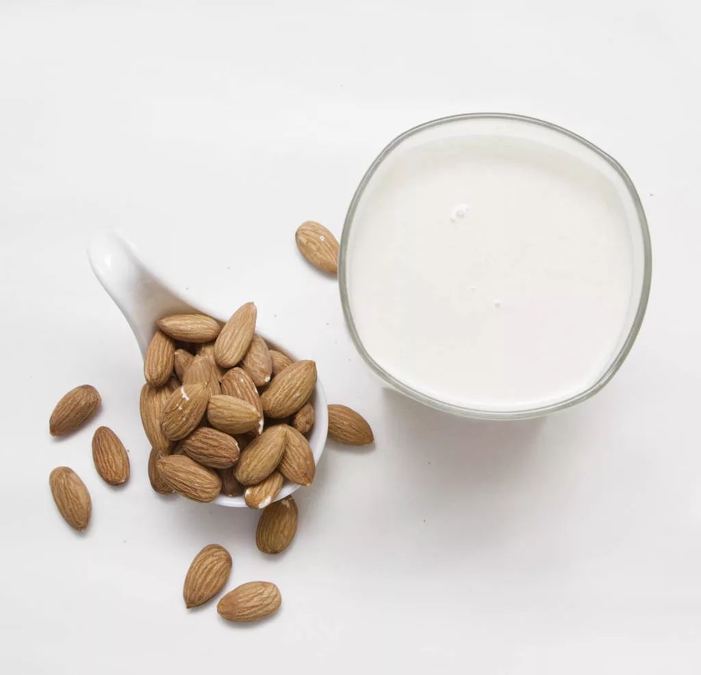 紫外线晒出黑斑,雀斑,中医推雪白杏仁露,黑色素快下斑