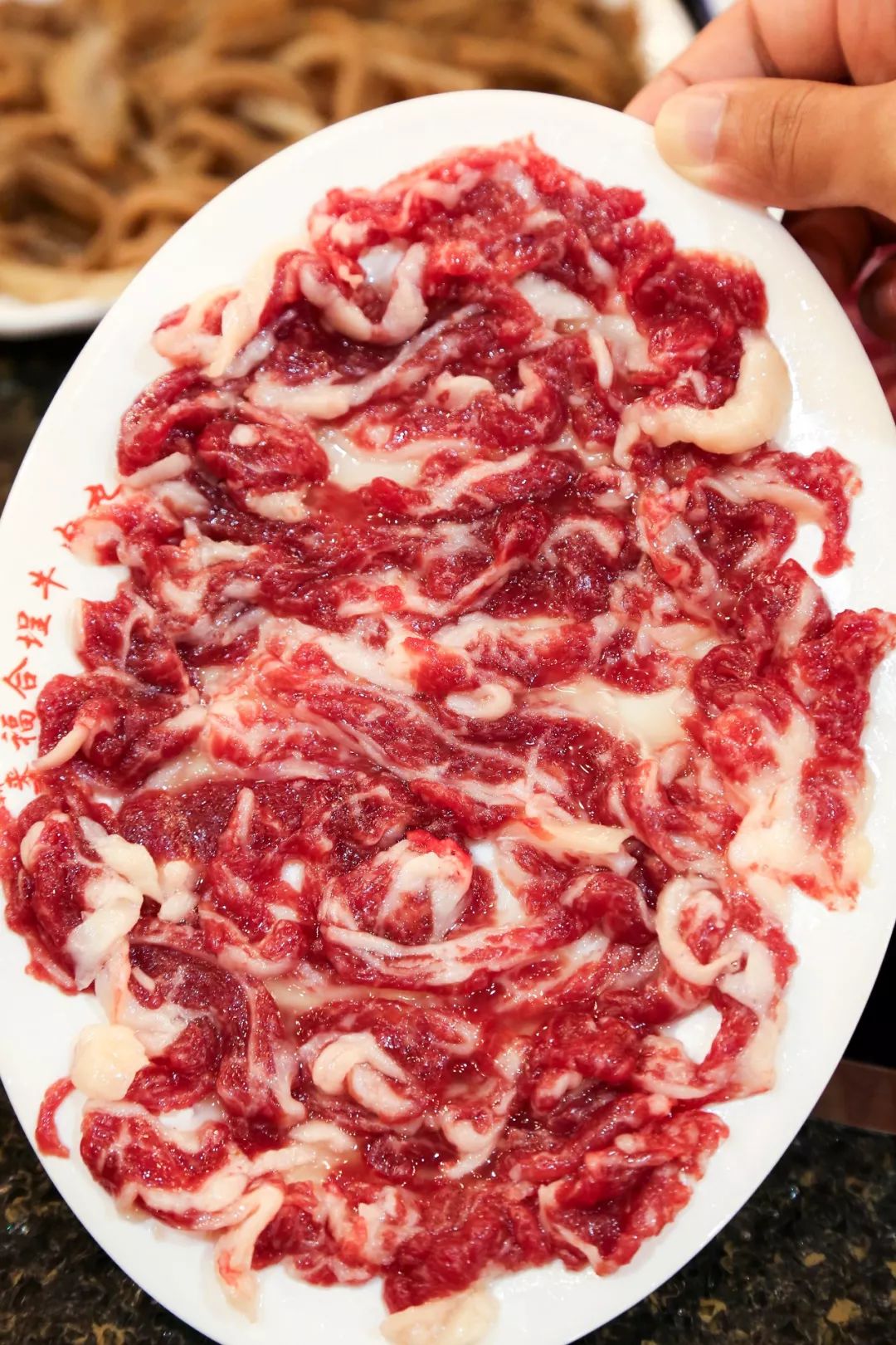 肥瘦相间的肥牛让人一眼垂涎完美展现肥而不腻每一片都显得丰腴诱人一