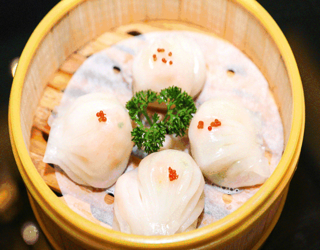 用筷子撕开外皮,虾肉弹而鲜活肉馅仿佛破皮而出,超级丰满养生黑蒜豉