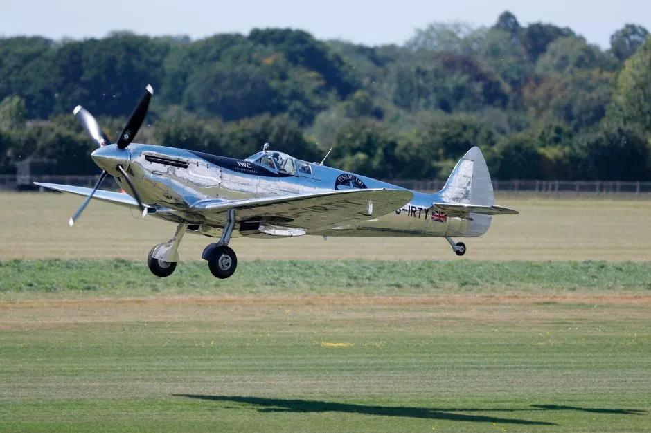 老爺機全球首秀英國飛行員駕駛二戰噴火戰鬥機開始環球之旅