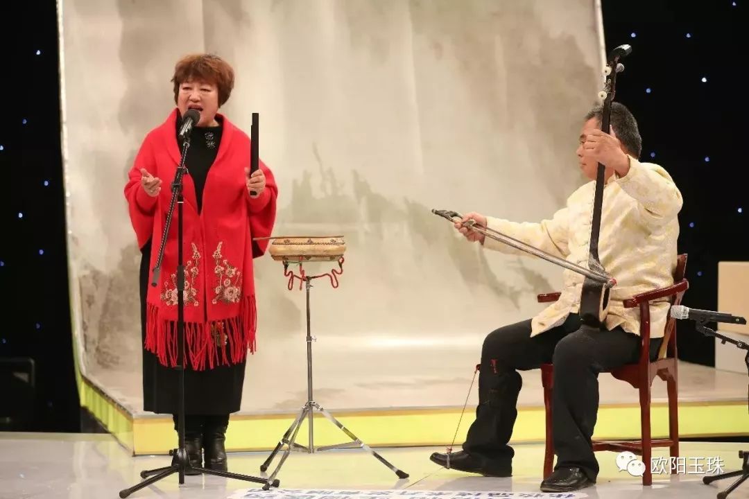 坠子书表演一般有两个人组成:一个是拉坠子弦的盲人,一个是说唱的主角