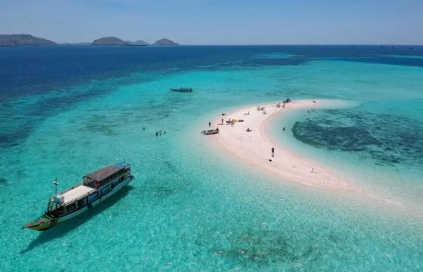 taka makassar是一处突出海面的长尾浅沙滩,呈月牙形状,由于海水的不