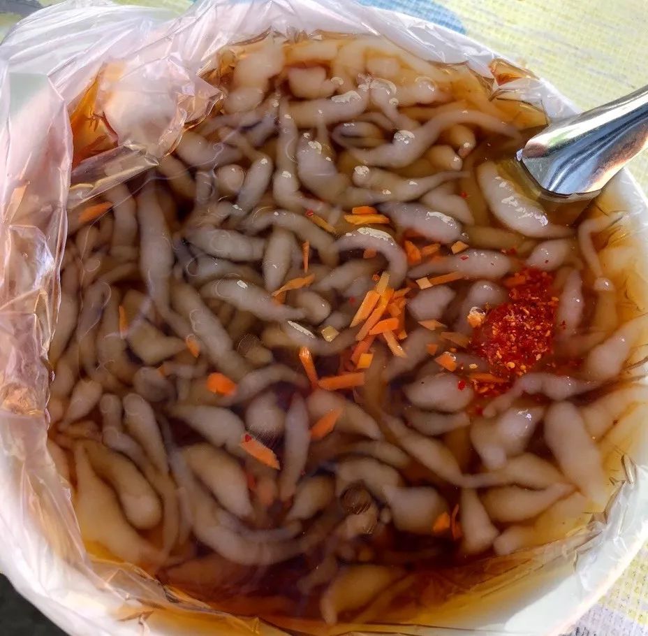 是众多孩子的期盼喝一碗价格低廉,酸爽可口的蛙鱼二