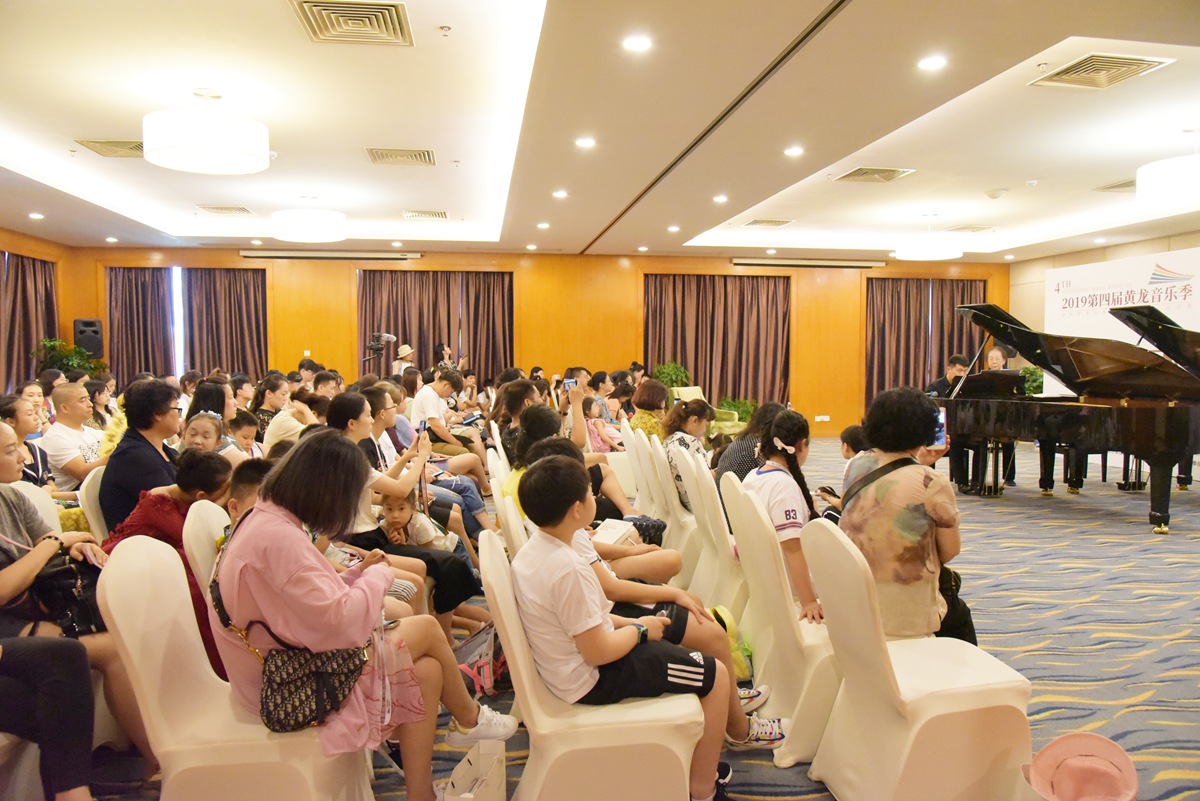 2019黄龙音乐季:90岁女钢琴家大师班华丽开讲武陵源_朱雅芬