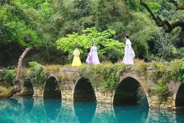 小七孔,在当地传说中称为"忠贞之桥".