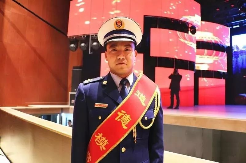 电影里的江立伟是一位"烈火英雄",在我们的身边,也有这样一位英雄