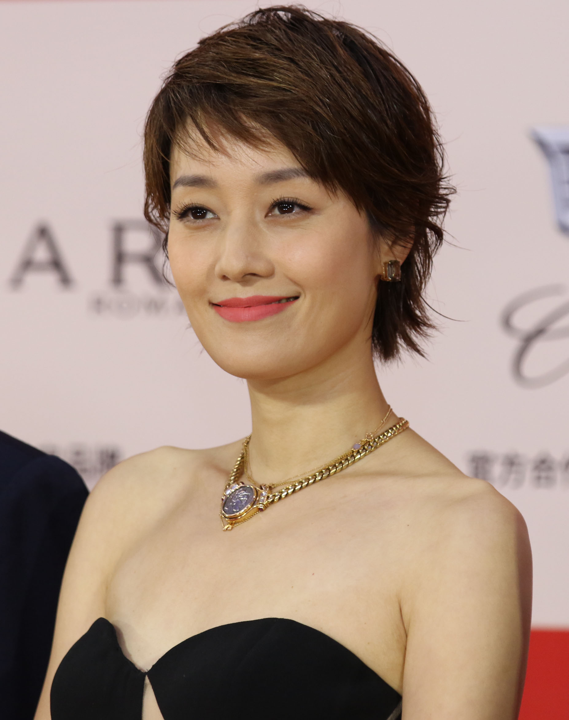 马伊琍低胸装现身心情大好 疑似离婚事件已无影响-搜狐大视野-搜狐新闻