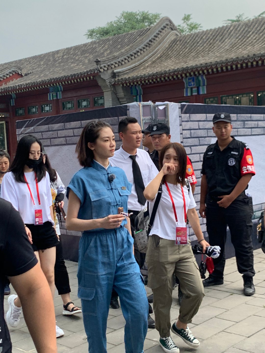 "冯女郎"苗苗真低调!一身t恤阔腿裤太清新,难怪郑恺这么喜欢