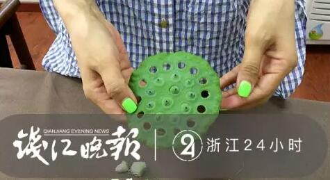西湖景区的小姐姐晒了一张剥莲蓬图把人羡慕死了技能太无敌