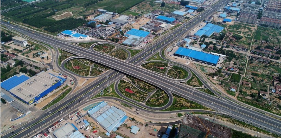 独特的休闲空间,浓郁的文化气息,海岱大道立交桥下建成一座"休闲公园"