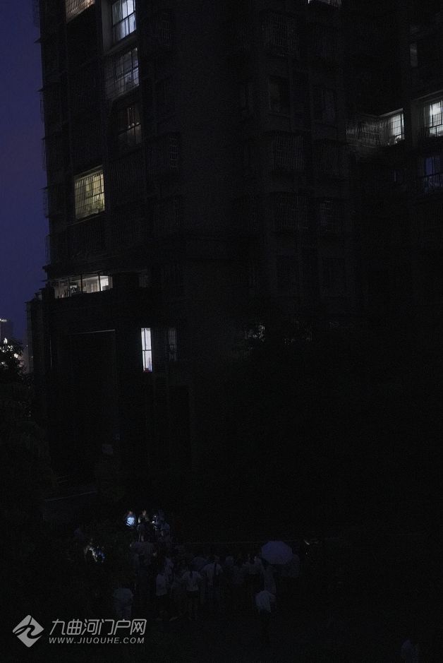 "一学生吃饭的时候与家人争吵,一气之下就坐电梯至8栋26楼天台跳楼