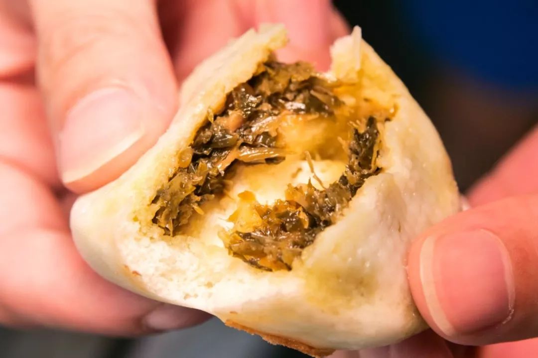 包点大测评送里面有一整颗咸蛋黄头上长满肉松的大烧麦