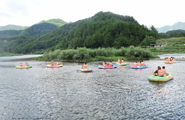 8月4日,来自武汉的游客在天仙河桃花溪漂流,享受水中清凉.