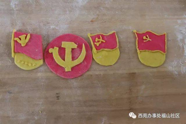 对党的热爱,不分男女,手工党徽制作齐动手.