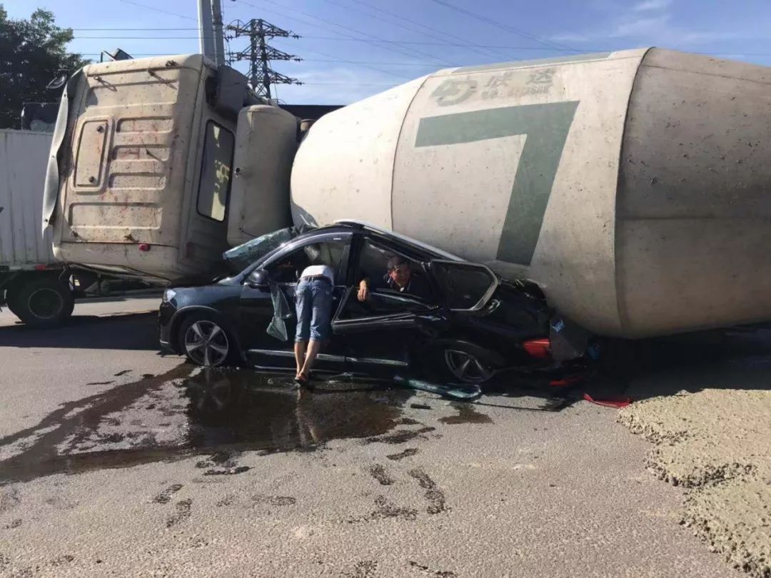 吴川325国道一混凝土大车侧翻压倒小轿车,起因让人气愤.