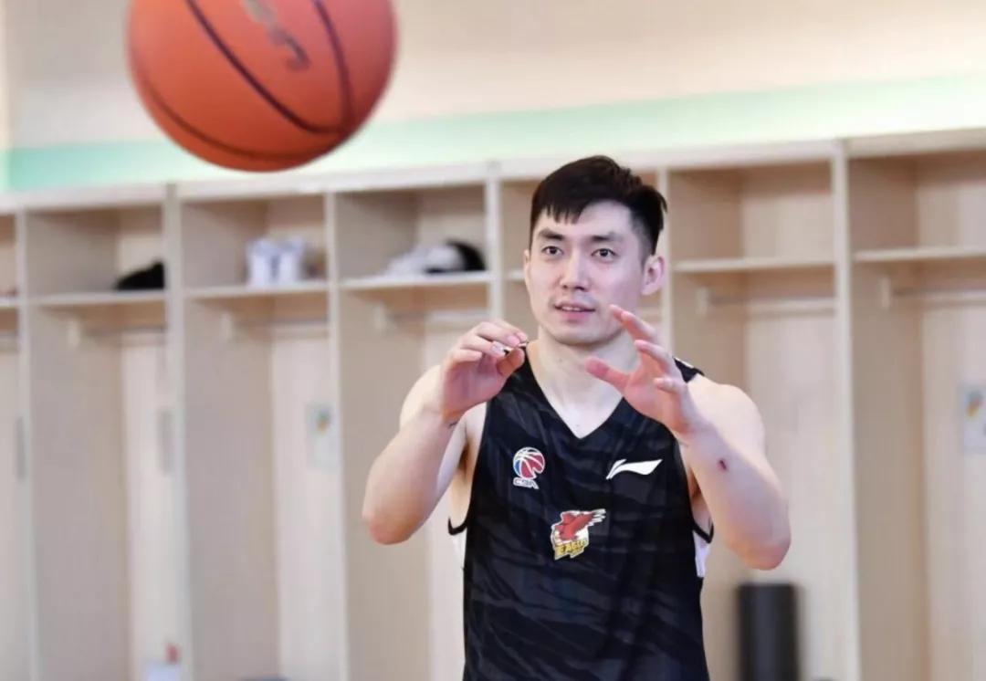青岛男篮官宣赵泰隆加盟神射手扣篮王离开福建
