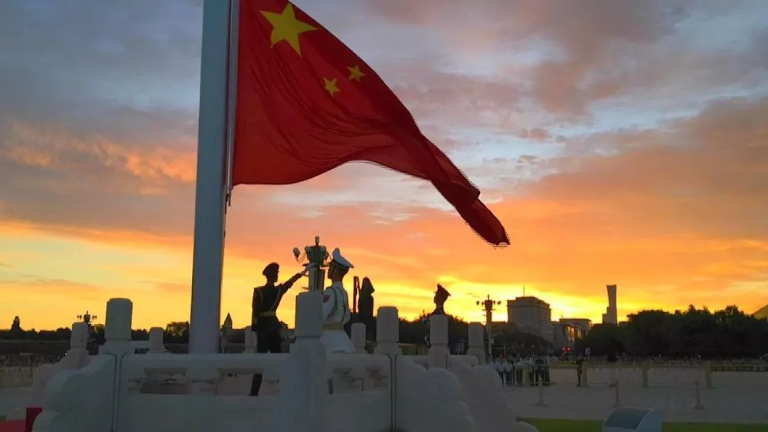 为了完成95岁老兵最后的心愿,记者抱起他一路狂奔