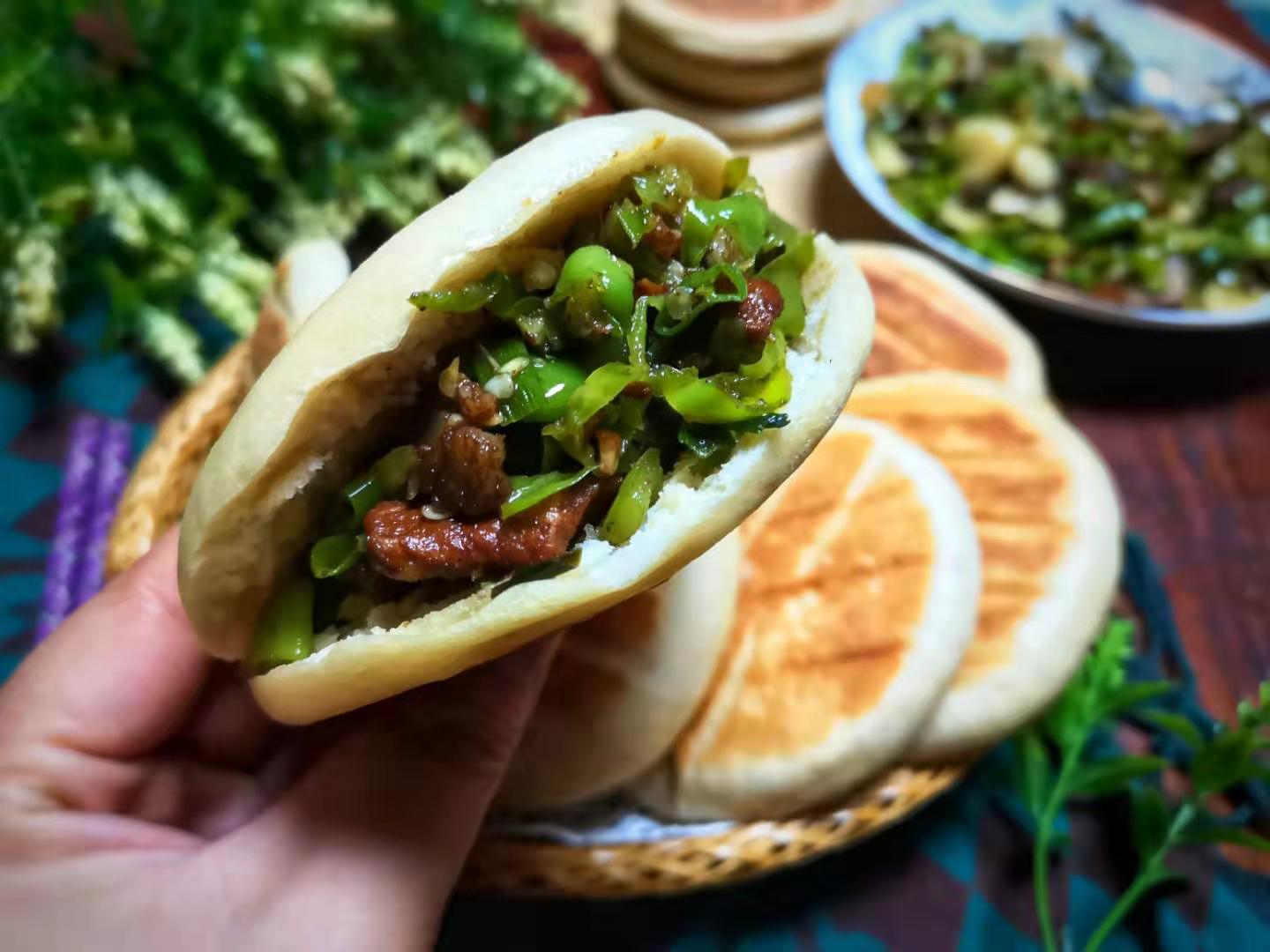 食材:面粉400克,酵母4克,水180克左右,绿线椒1盘,香葱1小把,蒜粒1大头