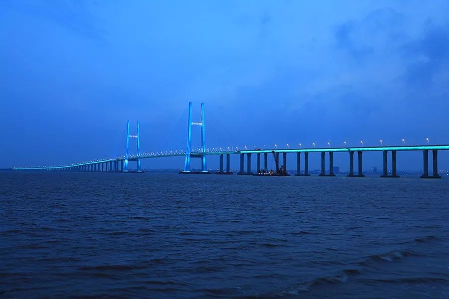 台州湾大桥位于浙东沿海,是台风登陆影响最为频繁的地区,风速大,风况