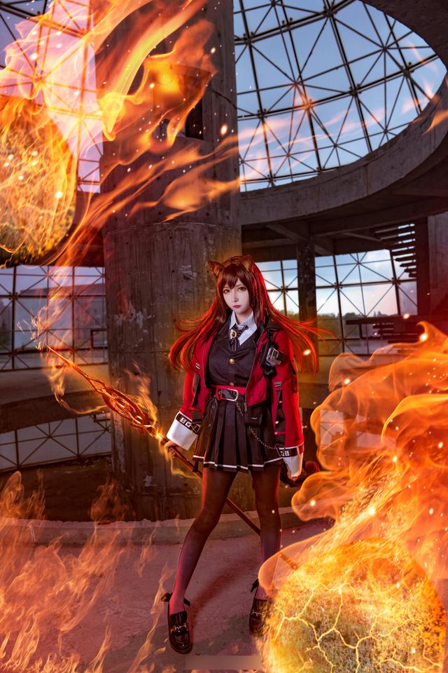 三位妹子cos的国产手游《明日方舟》角色"天火"!造型相当帅气