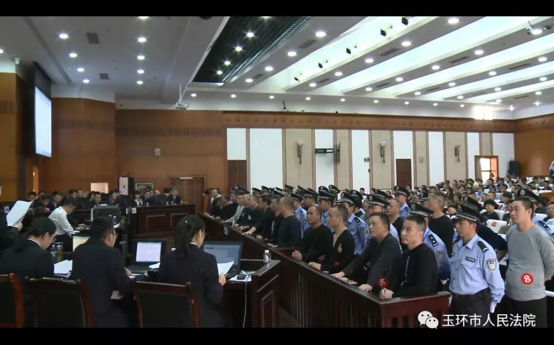 郑官顺等人涉黑案件庭审现场