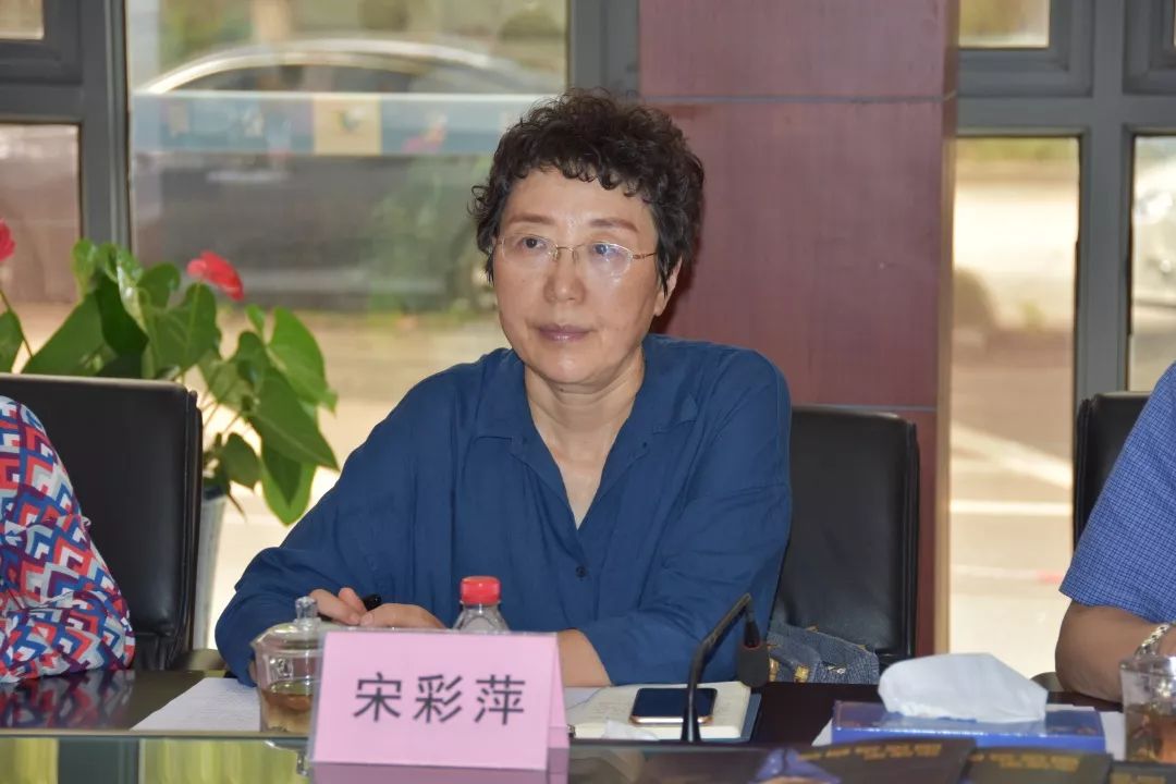 理事长王志坚,民革松江区委副主委,上海对外经贸大学规划处处长宋彩萍