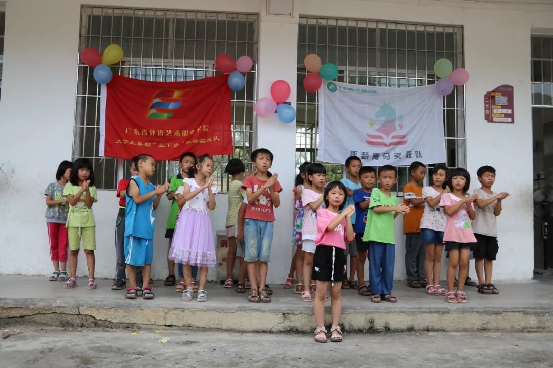 灯塔工程61青实践逐梦青马支教队歌声唱响七十载童声献礼新时代