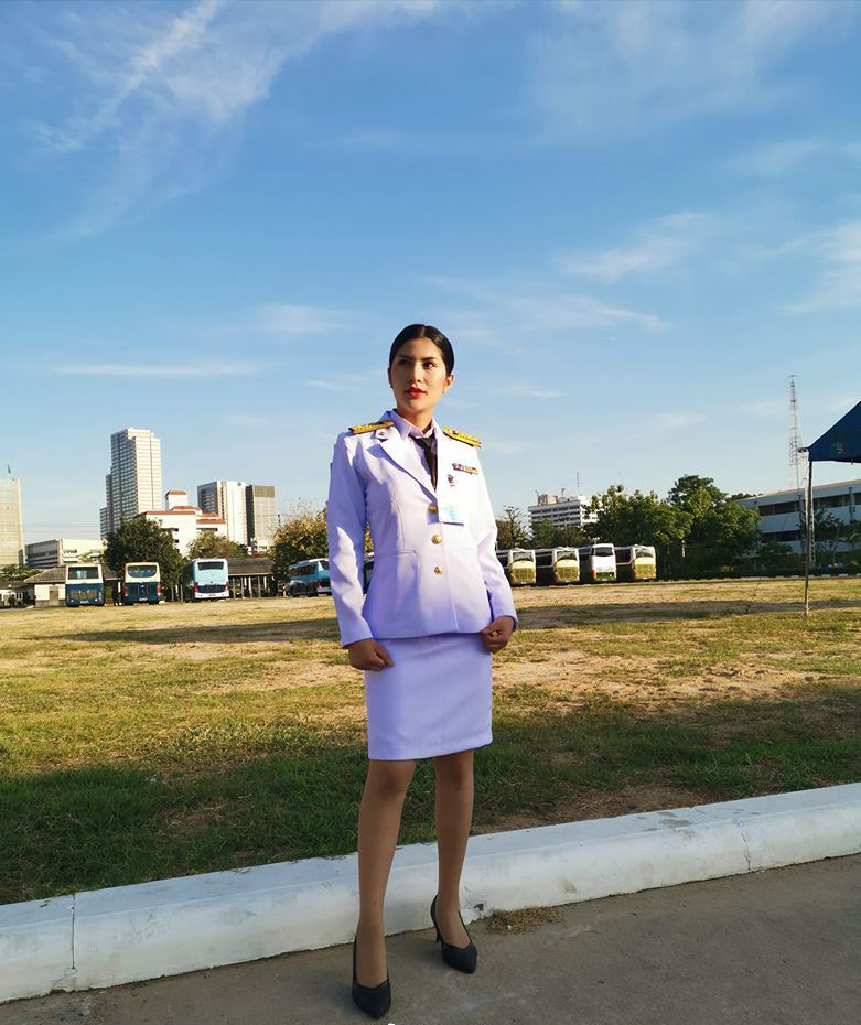 泰国美女公务员免费教英文走红网络,妈妈再也不用担心的我的英语成绩