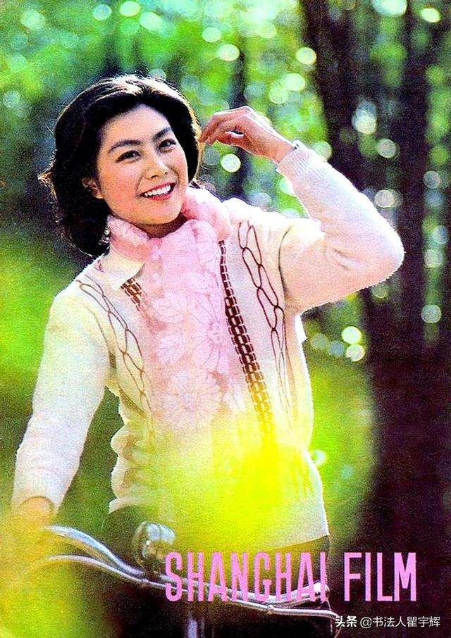 那个时代的人们眉眼间充满着生气,也喜欢看到英气勃勃的演员,陈烨正好