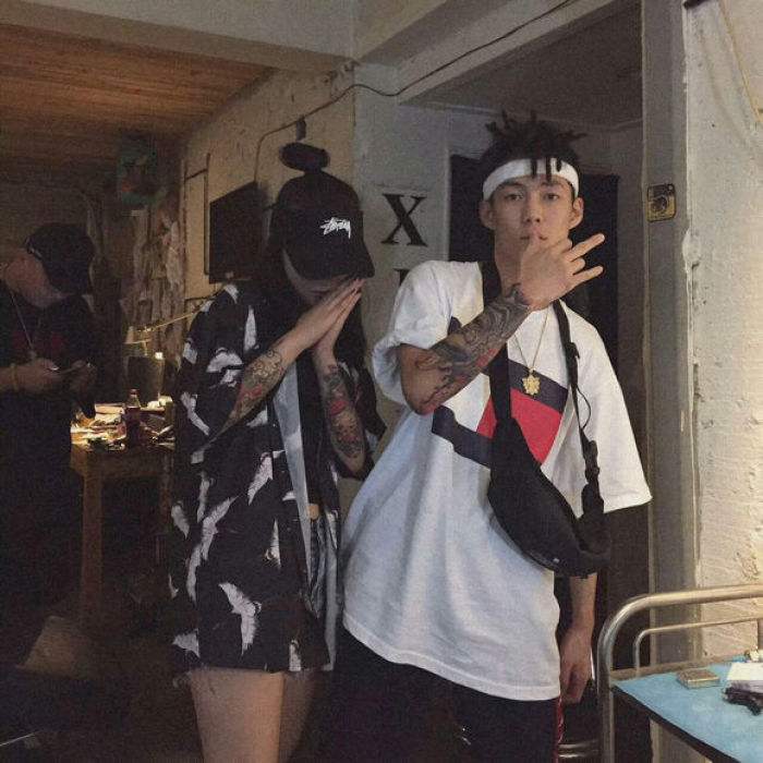 说唱歌手直播剁手指,想以此来自证清白,但这种做法太偏激_李京泽