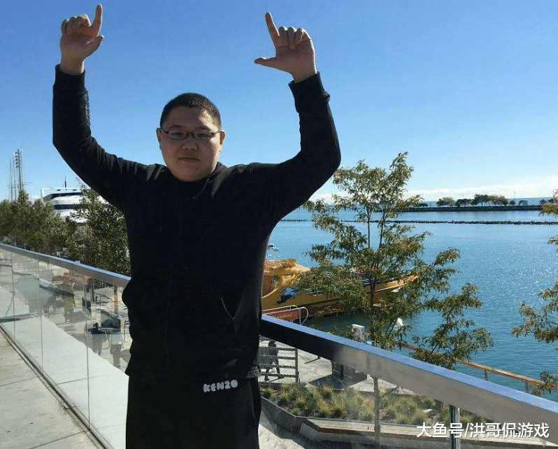 pdd到底多有钱?看这张在小区的自拍就懂,注意他的身后