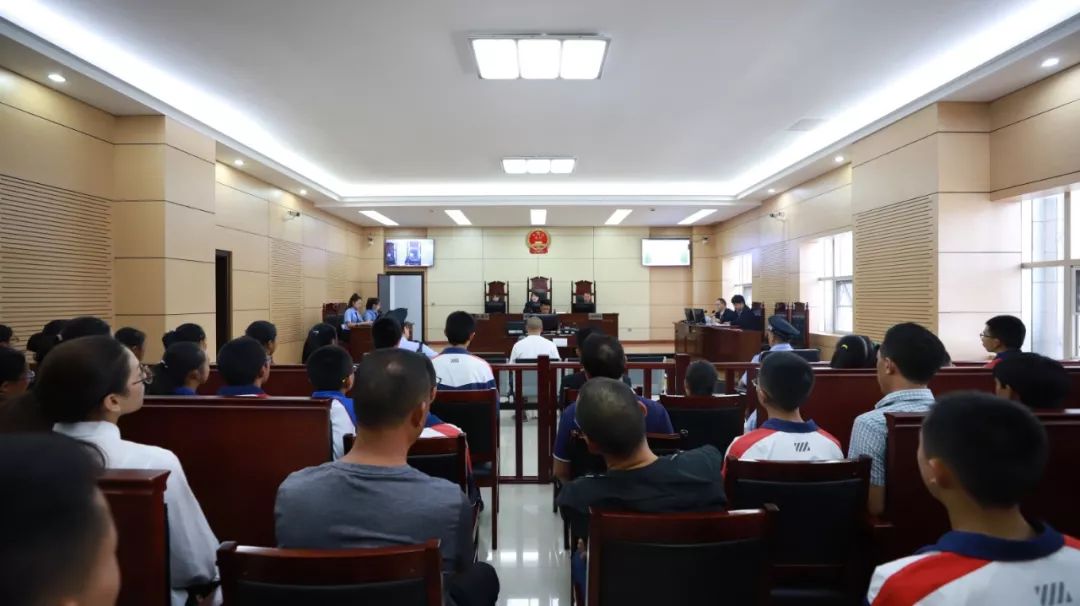 【阳光法庭】这70余名学生及家长在嵩明法院上了一堂生动的课,他们说.