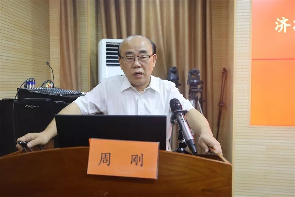 此次培训特邀请河南省疾病预防控制中心健康教育专家周刚教授就如何做