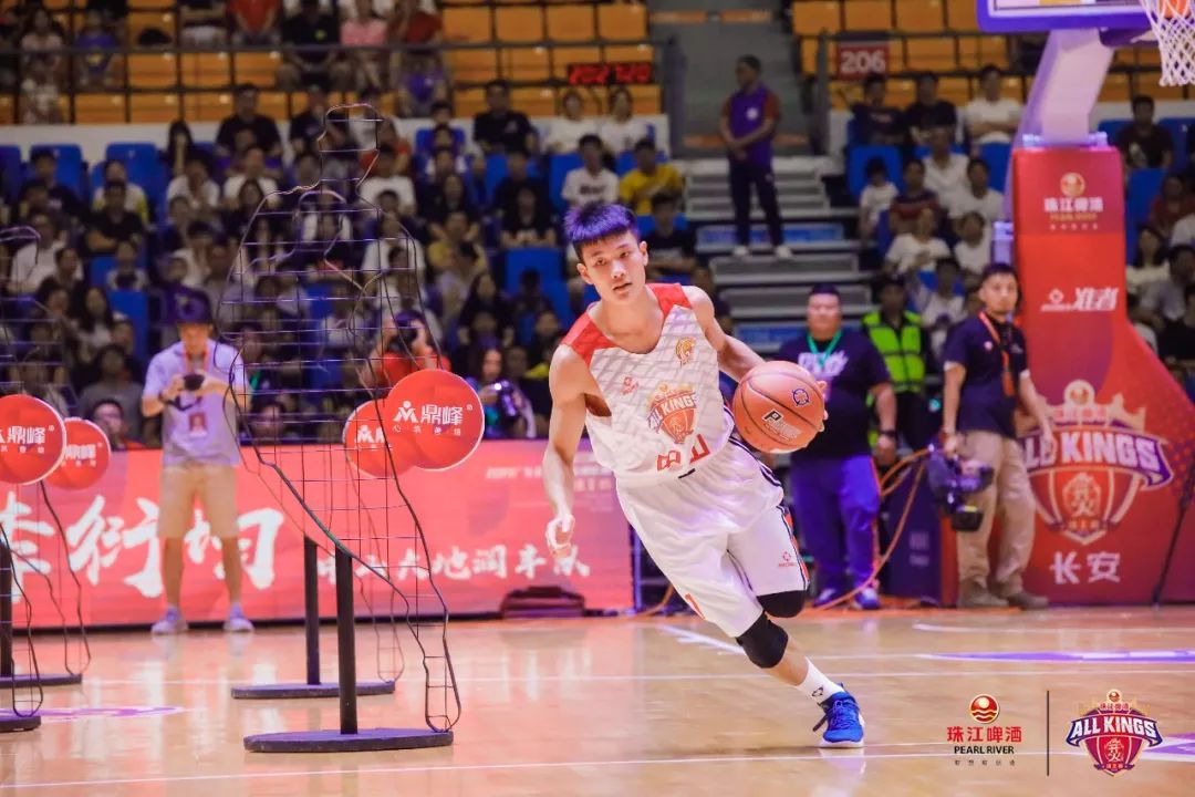 卫冕冠军周锋以20分的高分力压亚运会三人篮球冠军成员黄文威与肖海亮