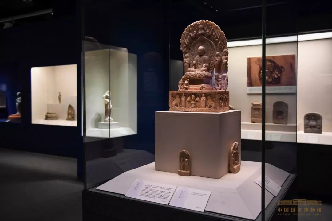 北齐坐佛五尊像等展品在展览中展出