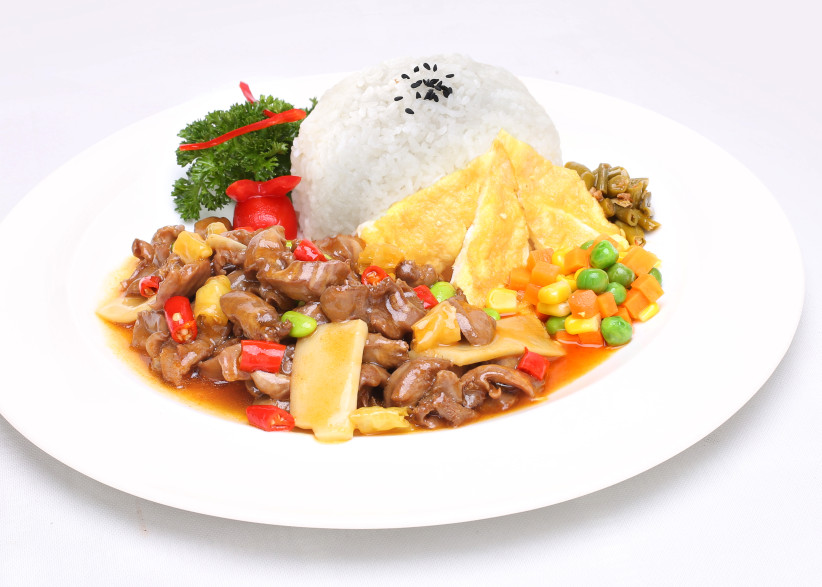 记住是白酒,是白酒不是料酒;2,川菜泡椒鸡杂一般会放点儿配菜一起炒