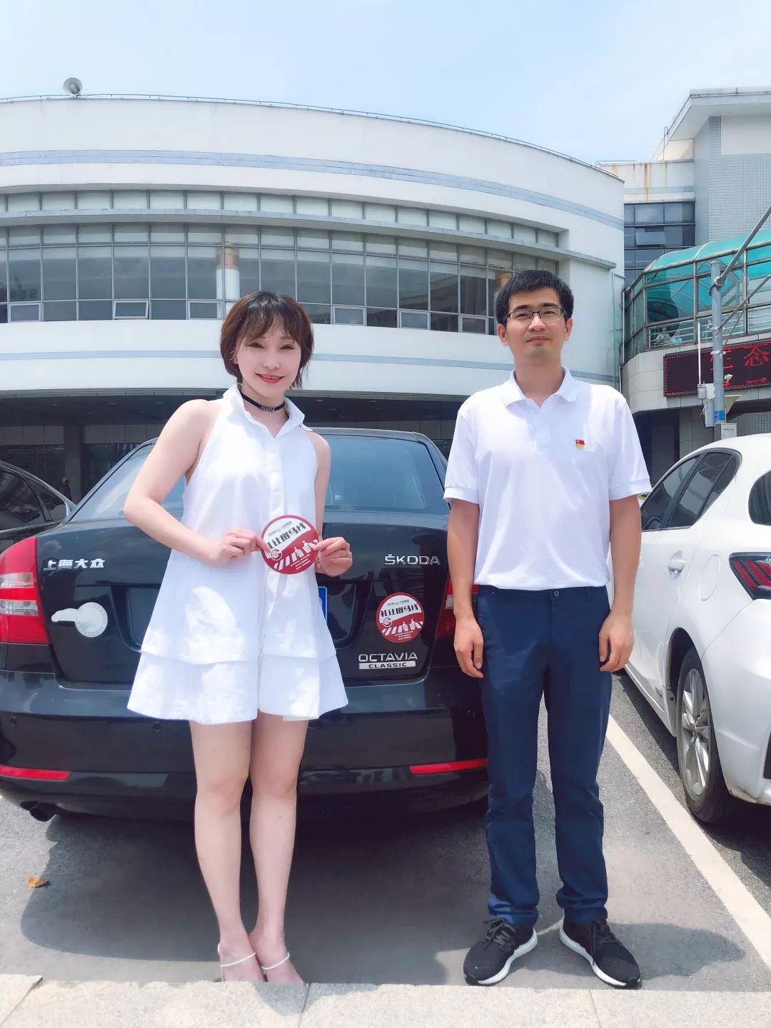 木子 思佳嘉兴市政府倡议文明出行发放礼让车贴922主播走进机关单位7