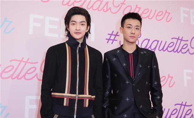 张铭恩官宣恋情,中戏f4齐来祝贺,评论区成大型认儿媳妇现场_屈楚萧