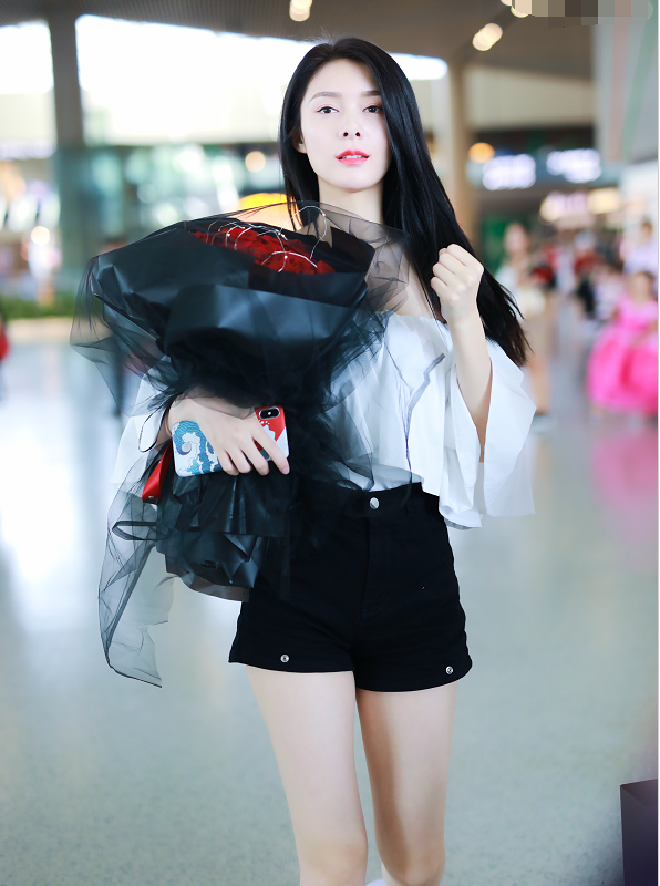 傅菁身着白色一字肩上衣亮相长发披肩尽显温柔真是又仙又美