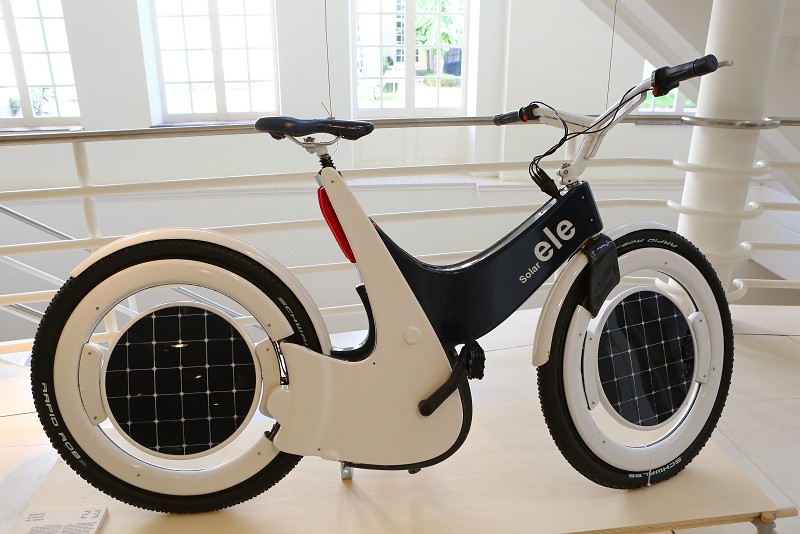 太阳能自行车太阳能伞太阳能躺椅,休闲时间躺在上面看看书很悠闲太阳