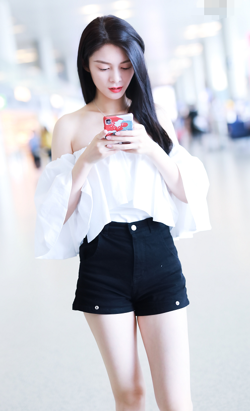 傅菁身着白色一字肩上衣亮相长发披肩尽显温柔真是又仙又美