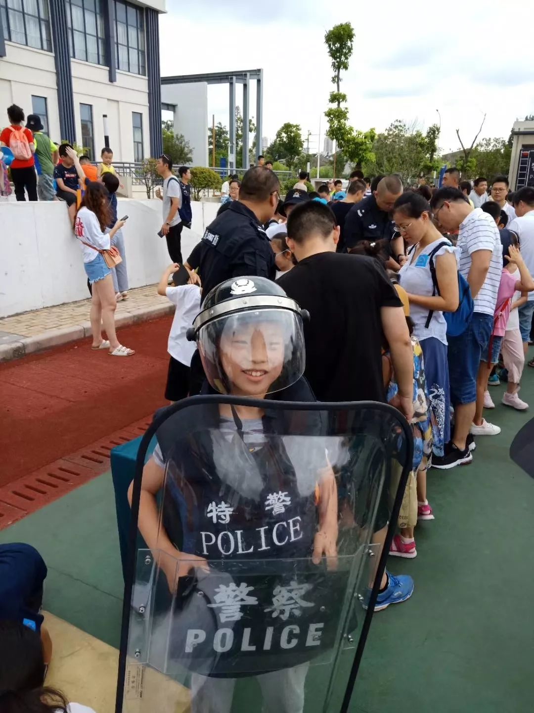 这是叔叔们刚刚实战射击的枪靶咦~地上还有子弹壳捡上几个作为留念吧