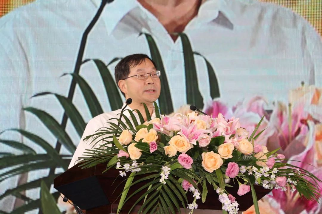 中国建筑业协会副会长刘锦章在致辞中全面回顾了"科技进步推动我国