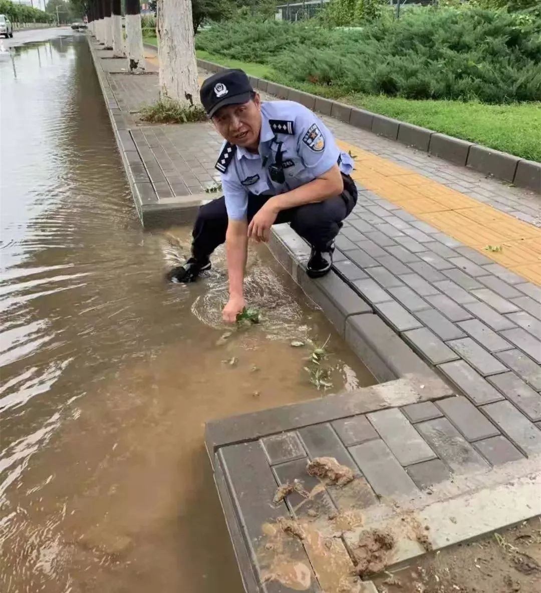 聚焦昨天顺义民警光脚趟水背出多名被困居民