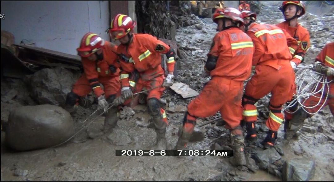 【抗灾】消防员全力投入抗洪抢险 营救转移被困群众