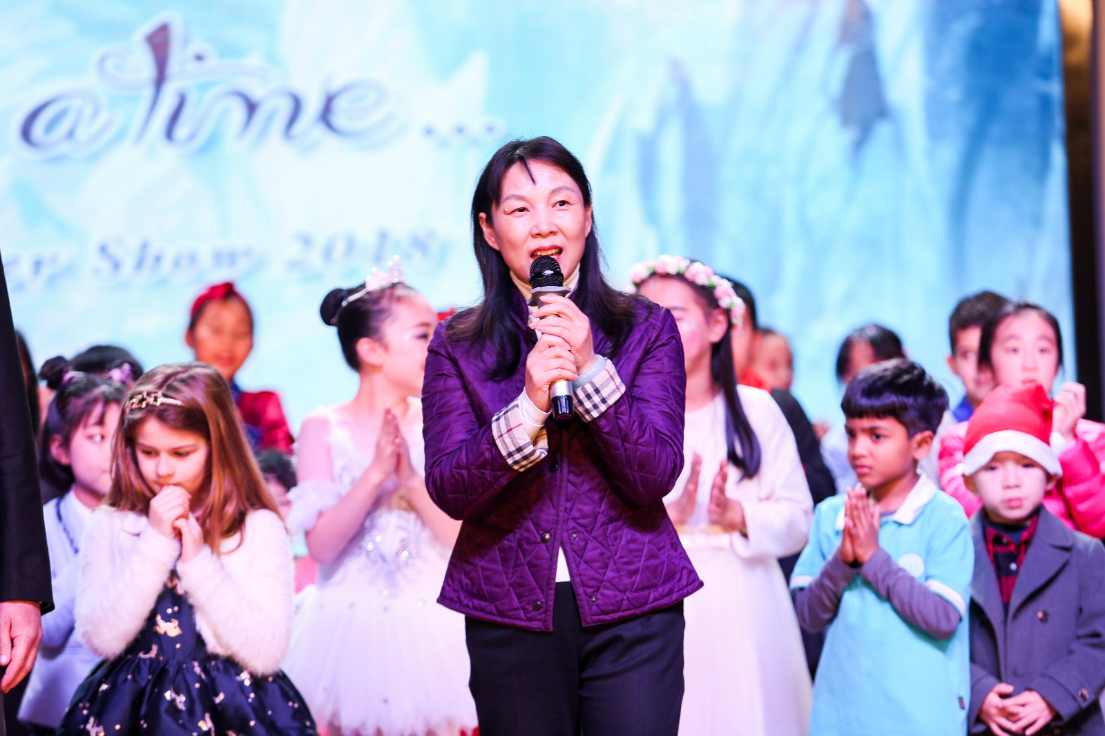 杜建英女士在去年的冬季秀winter show上目前,这个社会支持主要还是