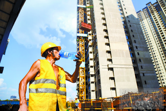 高温下的坚守丨为了生计打拼的湘潭建筑工人