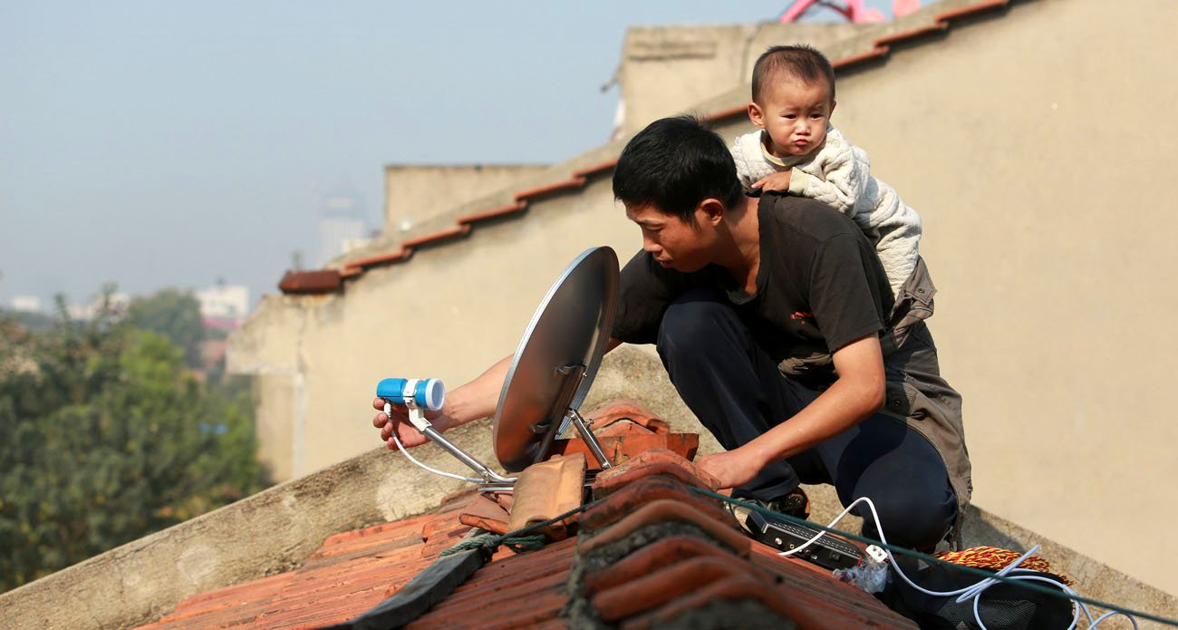 妻子离家出走后这位父亲每天背着孩子在高空工作